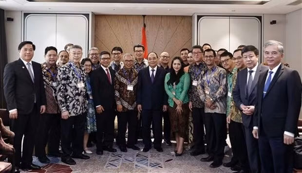 El presidente Nguyen Xuan Phuc toma foto con la delegación de la Asociación de Amistad Indonesia-Vietnam. (Fotografía: VNA) El presidente Nguyen Xuan Phuc toma foto con la delegación de la Asociación de Amistad Indonesia-Vietnam. (Fotografía: VNA)