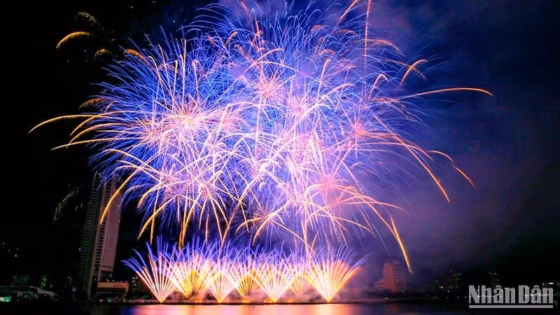 Espectáculo de fuegos artificiales de los equipos de Vietnam y Finlandia (Foto: Nhan Dan)