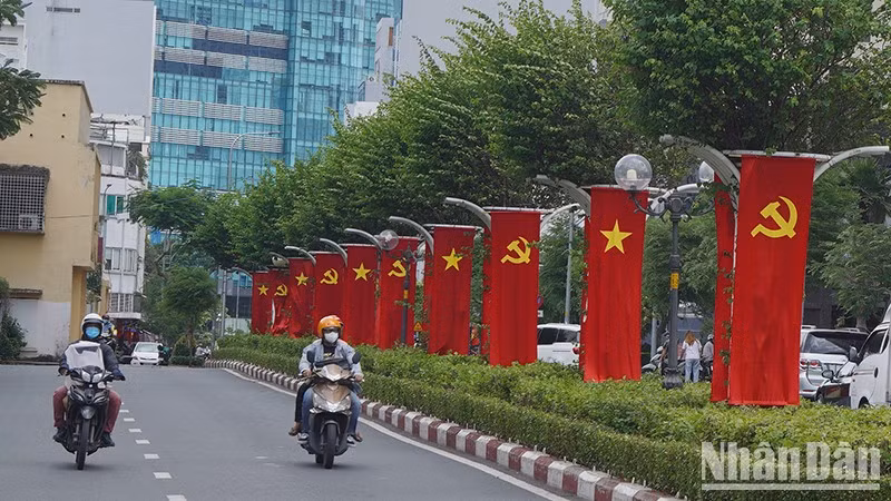 En los últimos días de este mes, las calles y callejones de Ciudad Ho Chi Minh lucen coloridas banderas y flores, contribuyendo a despertar el patriotismo y el orgullo nacional.