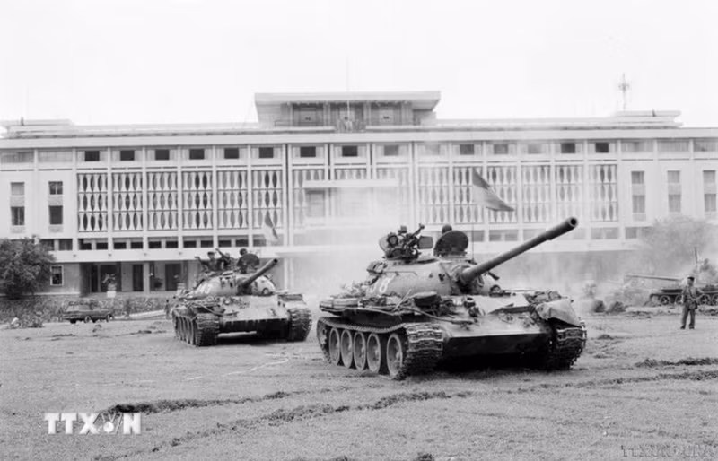 La mañana del 30 de abril de 1975, desde todos los puntos cardinales, cientos de tanques, vehículos blindados y tropas de infantería avanzaron simultáneamente hacia el Palacio Presidencial del régimen de Saigón, liberando la ciudad. (Foto: VNA)