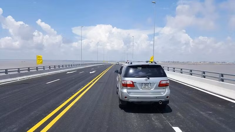El primer puente marítimo Tan Vu – Lach Huyen se puso en funcionamiento en 2017. (Foto de archivo del periódico de Juventud)