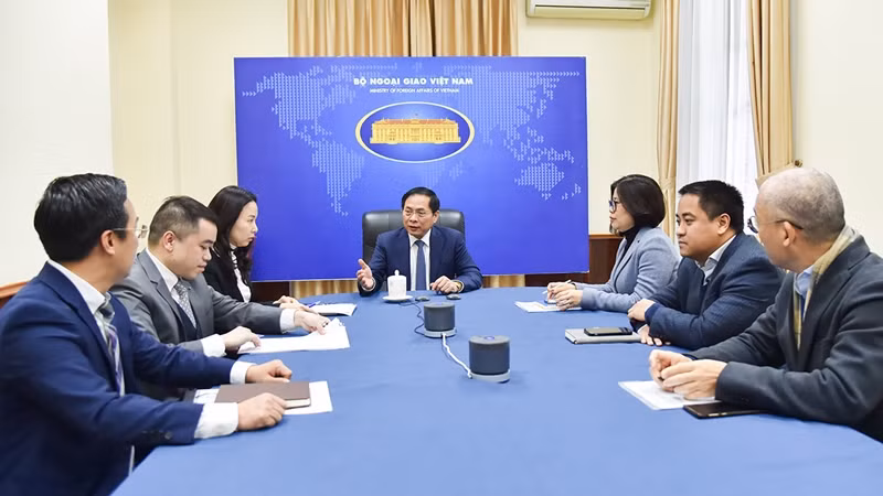 El ministro de Asuntos Exteriores, Bui Thanh Son, mantiene una llamada telefónica con su homólogo surcoreano, Cho Tae Yul. (Foto: VNA)
