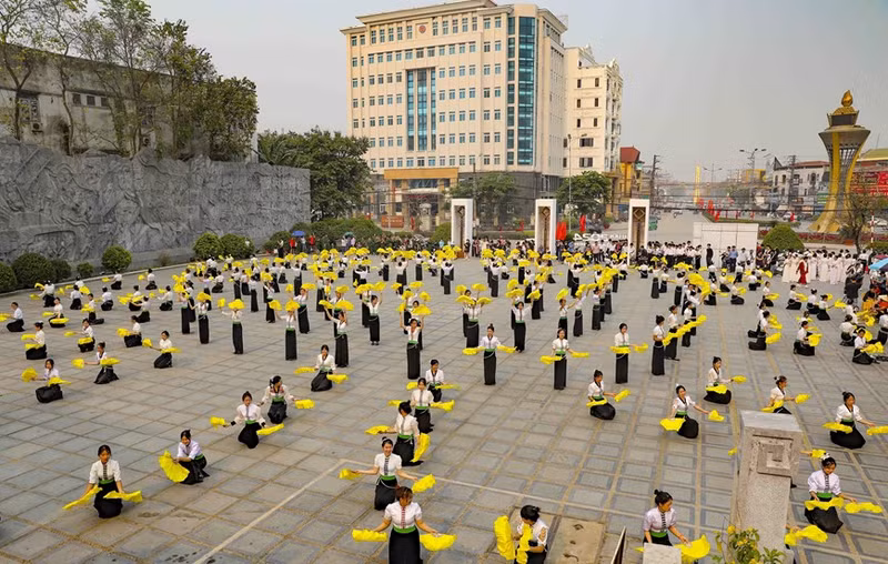 Presentación de danzas folclóricas en el Monumento a la Victoria de Dien Bien Phu.