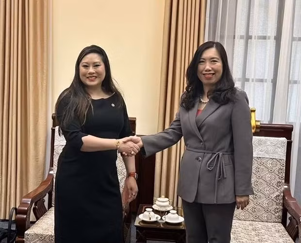 La viceministra de Relaciones Exteriores de Vietnam Le Thi Thu Hang (derecha), recibe a Caroline Pham, comisionada de la CFTC de Estados Unidos. (Foto: VNA)