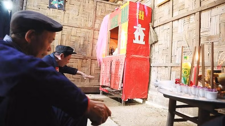 El celebrante realiza un ritual para informar a los dioses antes de llegar a la casa de la novia. El celebrante realiza un ritual para informar a los dioses antes de llegar a la casa de la novia.