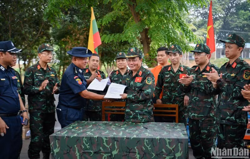 Ejército Popular de Vietnam entrega ayuda material a Myanmar ảnh 1