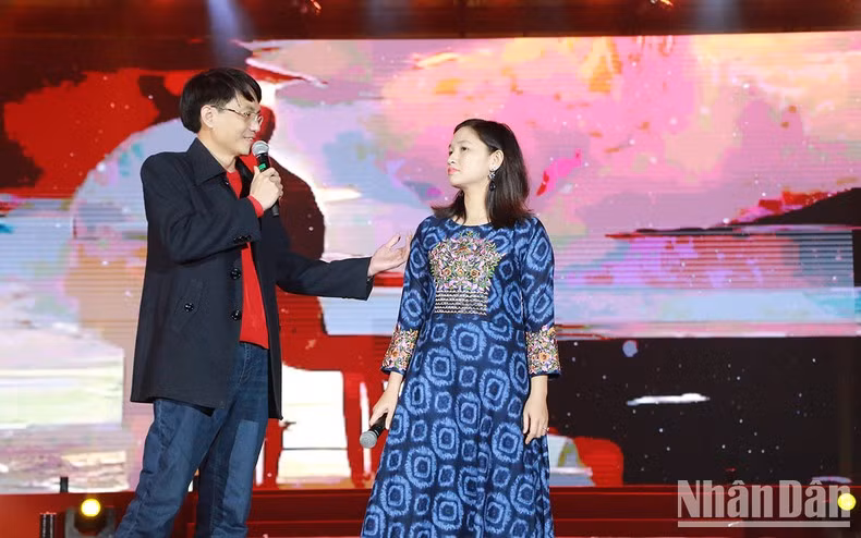 Los poetas Lu Mai y Nguyen Minh Cuong participan en la presentación de jóvenes poetas.
