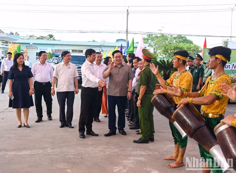 El máximo dirigente legislativo vietnamita asiste al programa artístico en saludo al 65 aniversario del Día Tradicional de la Guardia Fronteriza en el distrito de Ben Cau.