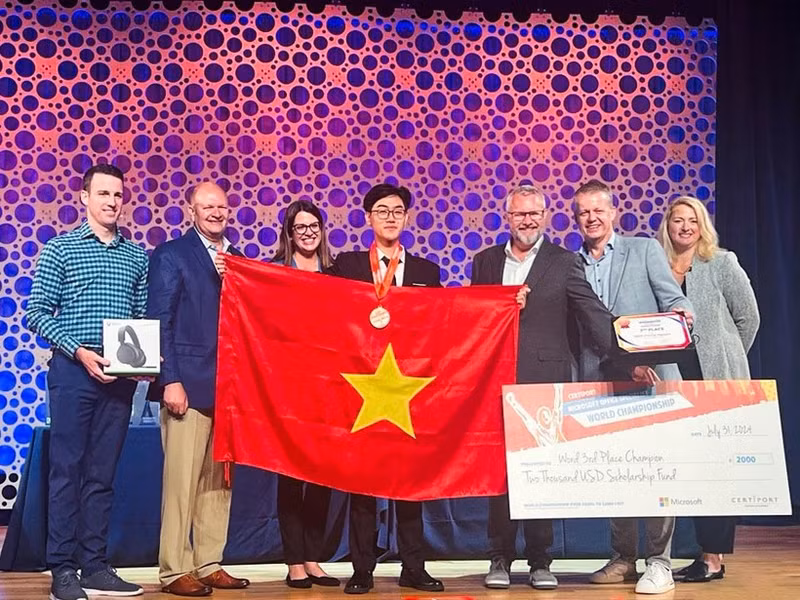 Nguyen Minh Duong, de la Universidad de Ciencia y Tecnología de Hanoi, gana la medalla de bronce en el evento. (Foto: VNA)