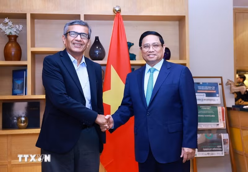 El primer ministro Pham Minh Chinh y Rajesh Kumar Singh, presidente dirigenes de la Corporación Nacional de Desarrollo del Corredor Industrial (Foto: VNA)