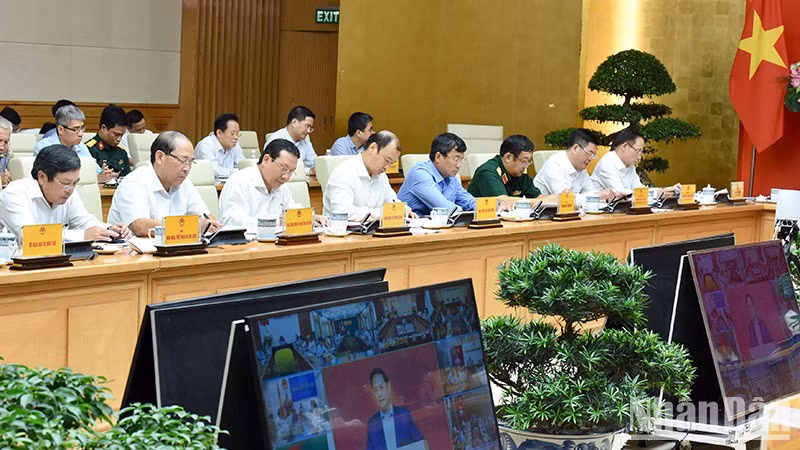 Representantes de los ministerios y sectores en la reunión.