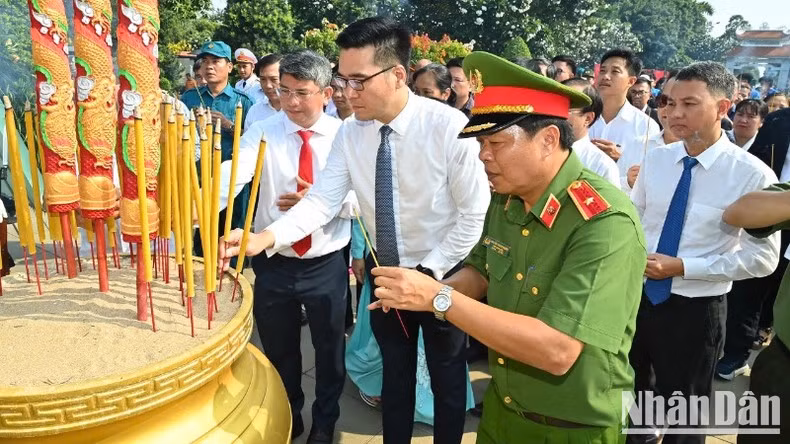 Los dirigentes y numerosos funcionarios y pobladores de Ciudad Ho Chi Minh ofrecen incienso en memoria de los héroes y mártires.