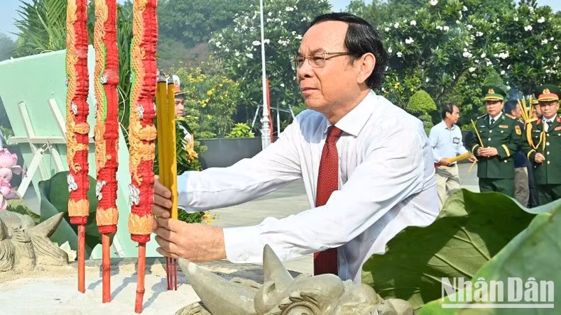 Nguyen Van Nen ofrece incienso en memoria de los mártires y héroes en el Cementerio de los Mártires de Ciudad Ho Chi Minh.