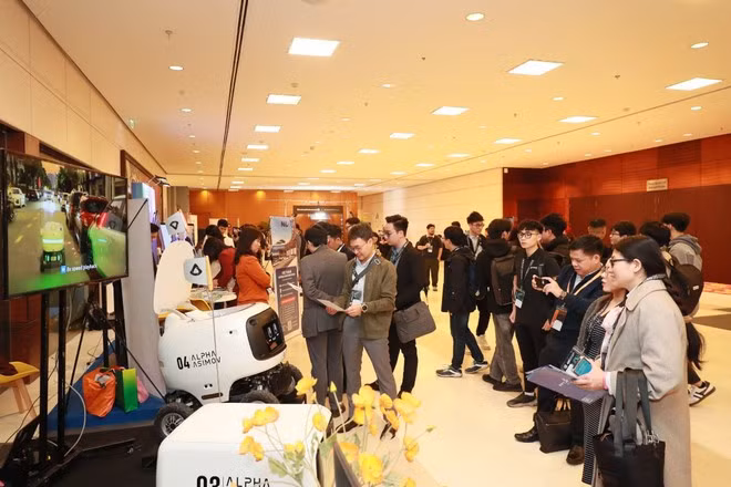 La Conferencia AISC 2025 atrae a más de 50 stands de tecnología de empresas nacionales e internacionales, que demostran nuevos productos e iniciativas tecnológicas en los campos de la IA y los semiconductores. (Foto: VNA)