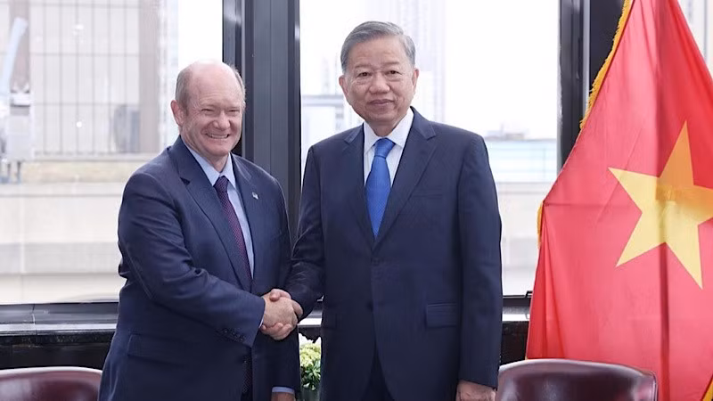 El secretario general del PCV y presidente de Vietnam, To Lam, se reúne con el senador estadounidense, Chris Coons. El secretario general del PCV y presidente de Vietnam, To Lam, se reúne con el senador estadounidense, Chris Coons.