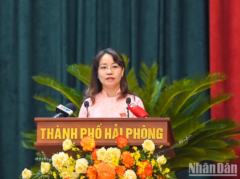 La secretaria del Comité del Partido del distrito de An Duong, Tran Thi Quynh Trang, hace una presentación en el evento.