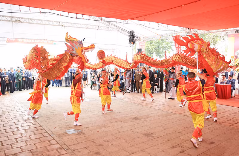 La actividad tiene como objetivo homenajear los grandes méritos de Chu Dong Tu, uno de los "Cuatro Inmortales" en la mitología vietnamita. En la foto, una actuación de danza del dragón en el evento. La actividad tiene como objetivo homenajear los grandes méritos de Chu Dong Tu, uno de los "Cuatro Inmortales" en la mitología vietnamita. En la foto, una actuación de danza del dragón en el evento.