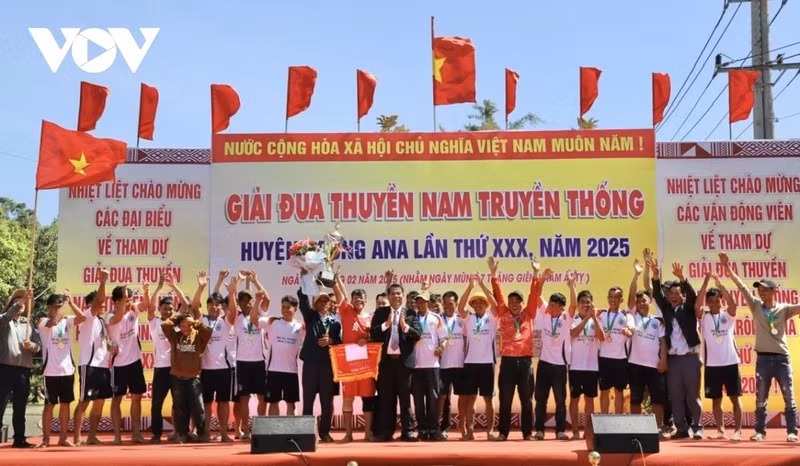 El Comité Organizador entrega la copa del campeonato al equipo número 5 de la aldea 2, comuna de Binh Hoa.