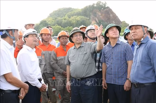 El primer ministro de Vietnam, Pham Minh Chinh, inspecciona el tramo del Circuito 3 Quang Trach-Pho Noi de la línea eléctrica de 500 kV. (Foto: VNA)