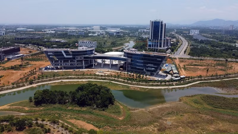 Muchas obras aún están en construcción en el Parque de alta tecnología Hoa Lac.