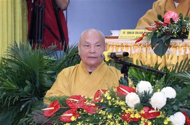 El venerable Thich Thien Nhon, presidente del Consejo Ejecutivo de la SBV, habla en el evento (Fotografía: VNA)