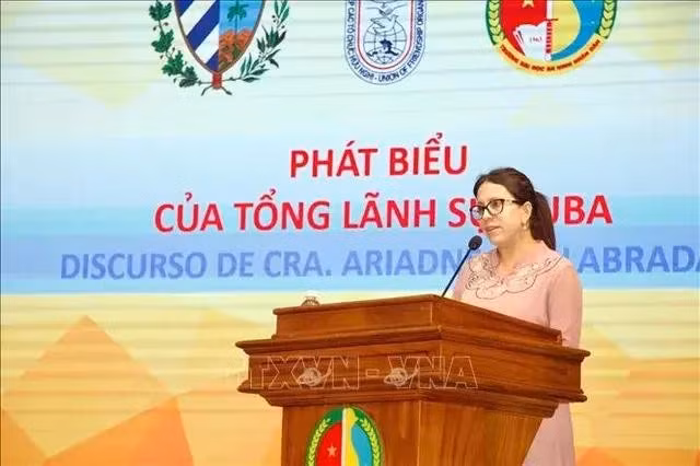 La cónsul general de Cuba en Ciudad Ho Chi Minh, Ariadne Feo Labrada, habla en el evento. (Foto: VNA)