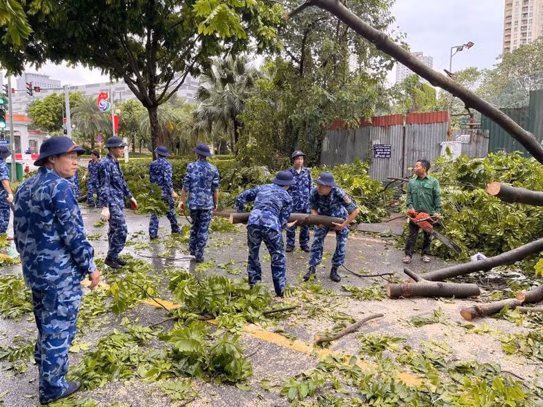 Oficiales y soldados de la Guardia Costera lidian con las secuelas de la tormenta Yagi. (Foto: Tran Quyet)