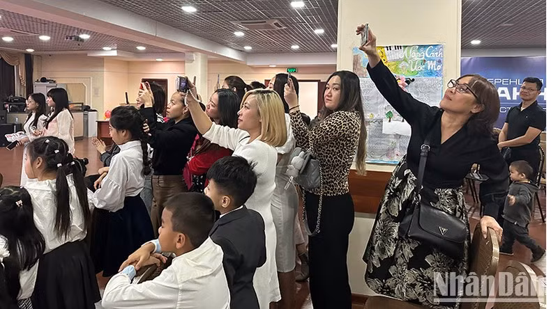 Los padres participan y animan a sus hijos.
