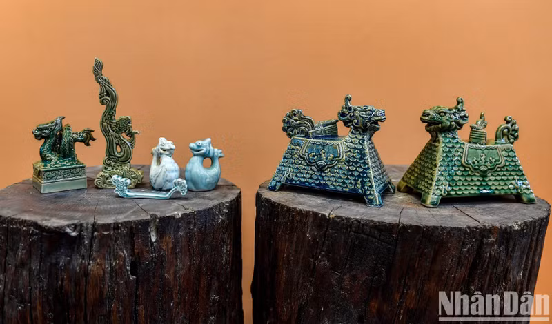 Productos de Anh Tu con la imagen del dragón.
