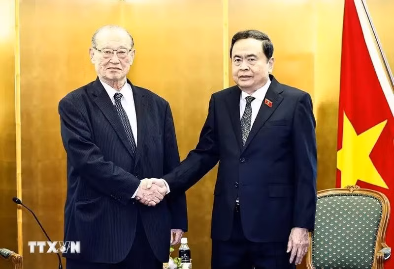 El presidente de la Asamblea Nacional de Vietnam, Tran Thanh Man, dialogó con el titular ejecutivo del Consejo japonés de Promoción de la Diplomacia Popular (FEC), Matsuzawa Ken. (Foto: VNA)