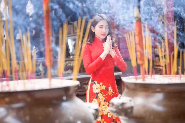 Ir al templo para adorar a Buda: la belleza cultural de principios de la primavera del pueblo vietnamita.