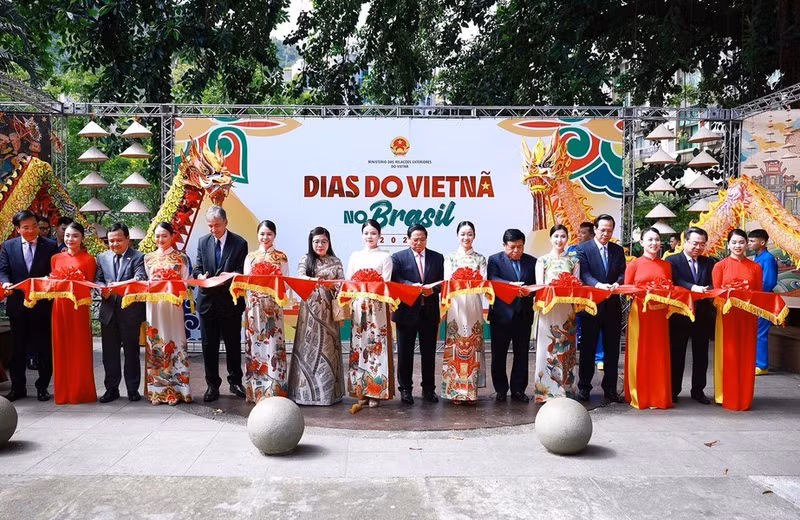 El primer ministro de Vietnam, Pham Minh Chinh, su esposa y delegados cortan la cinta de apertura del evento. El primer ministro de Vietnam, Pham Minh Chinh, su esposa y delegados cortan la cinta de apertura del evento.