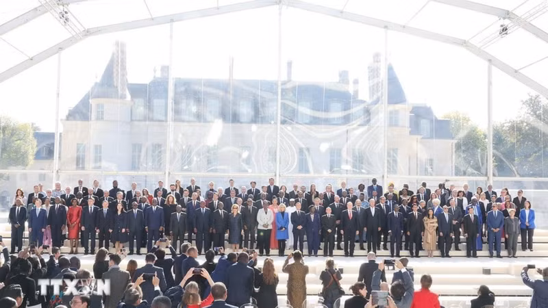 El secretario general del PCV y presidente de Vietnam, To Lam, el presidente de Francia, Emmanuel Macron, los jefes de delegaciones de los países miembros de la comunidad francófona y los invitados.