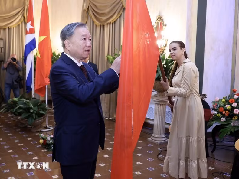 El secretario general del PCV y presidente de Vietnam, To Lam, entrega la Medalla de la Amistad a la Unión de Jóvenes Comunistas de Cuba. (Foto: VNA)