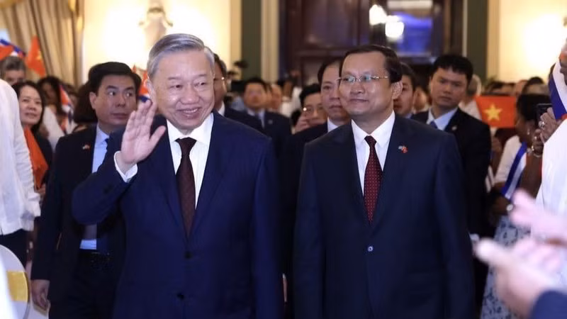 El secretario general del PCV y presidente vietnamita, To Lam, en el encuentro con representantes de grupos solidarios y de la generación joven de Cuba. (Foto: VNA)