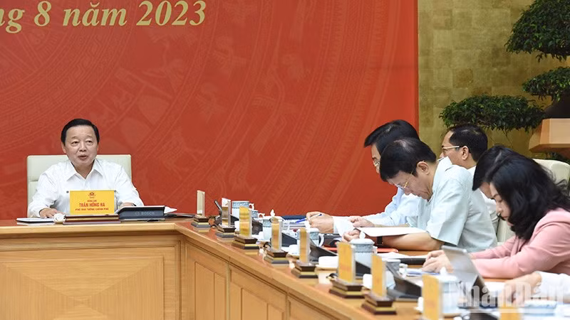 El viceprimer ministro Tran Hong Ha pronuncia un discurso.