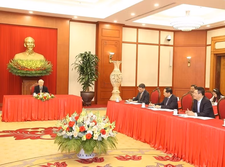 Phu Trong y los funcionarios vietnamitas durante la conversación. (Foto: VNA)