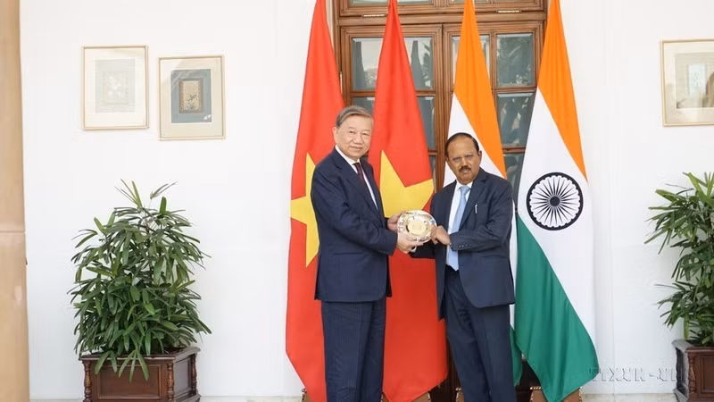 El entonces ministro de Seguridad Pública de Vietnam, To Lam, se reunió con el asesor de seguridad nacional de la India, Ajit Kumar Doval, durante su visita a la India en 2023.
