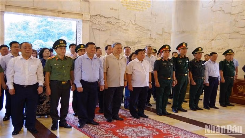 El presidente de Vietnam, To Lam, representantes de las autoridades y fuerzas pertinentes en el el Área de Reliquias Nacionales Especiales de Pac Bo. (Foto: Nhan Dan)