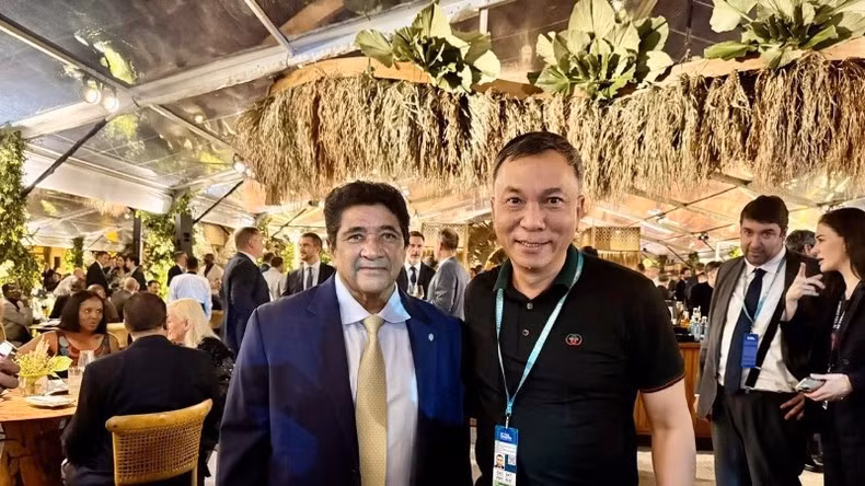 El presidente de la VFF, Tran Quoc Tuan (derecha), y el presidente de la Confederación de Fútbol de Brasil, Ednaldo Rodrigues.