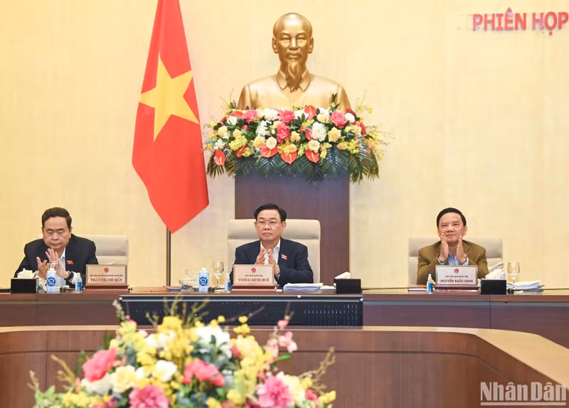 Dinh Hue y los vicepresidentes del Parlamento.