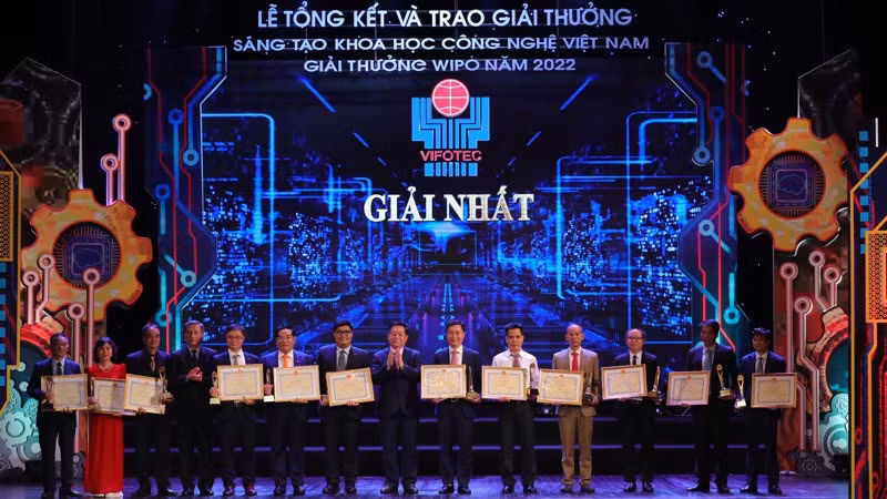 El jefe de la Comisión de Comunicación y Educación del Comité Central del PCV, Nguyen Trong Nghia, entrega Premios a los autores destacados (Foto: Nhan Dan)