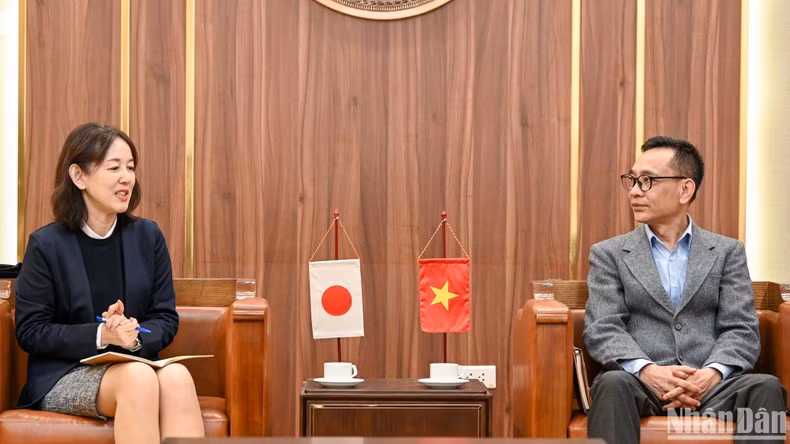 Chu Hong Thang, subjefe de redacción de Asuntos Políticos y Diplomáticos de Nhan Dan, habla en la cita.