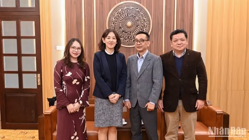 Funcionarios del periódico Nhan Dan se hacen una foto con Ogawa Megumi, jefa de Asuntos Políticos de la Embajada de Japón (Foto: BUI GIANG).