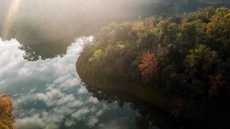 Belleza pacífica y romántica en el lago de Ban Viet