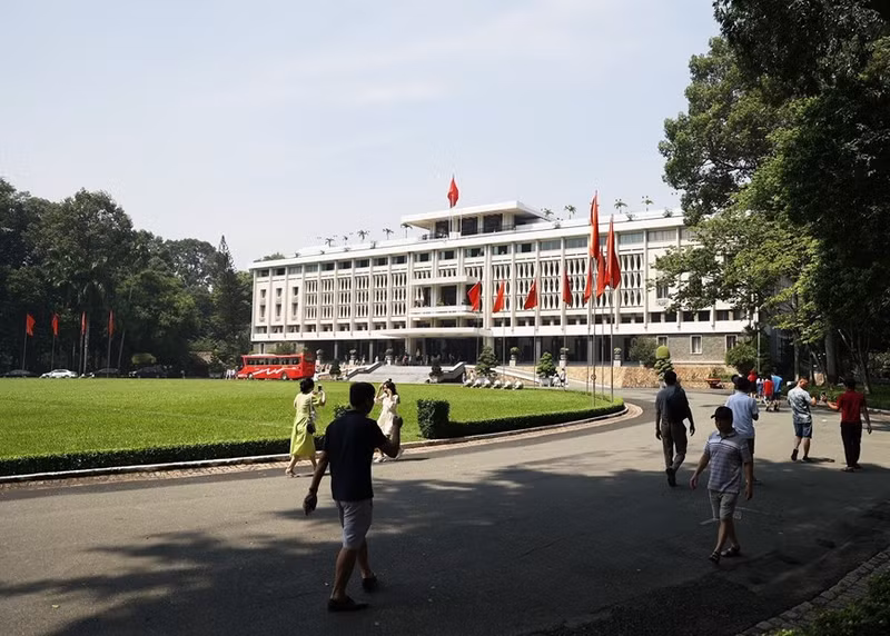Turistas visitan el Palacio de la Reunificación. (Fotografía: VNA)