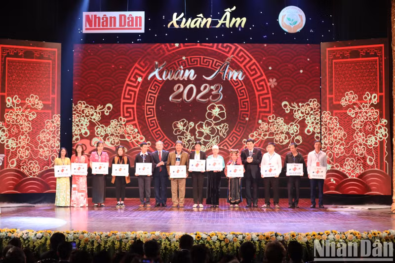 El jefe de la Comisión de Cultura y Educación de la Asamblea Nacional, Nguyen Dac Vinh, y el director general de la Voz de Vietnam, Do Tien Sy, otorgan 10 libretas de ahorro del Fondo “Semillas de Vietnam” a maestros en circunstancias difíciles.