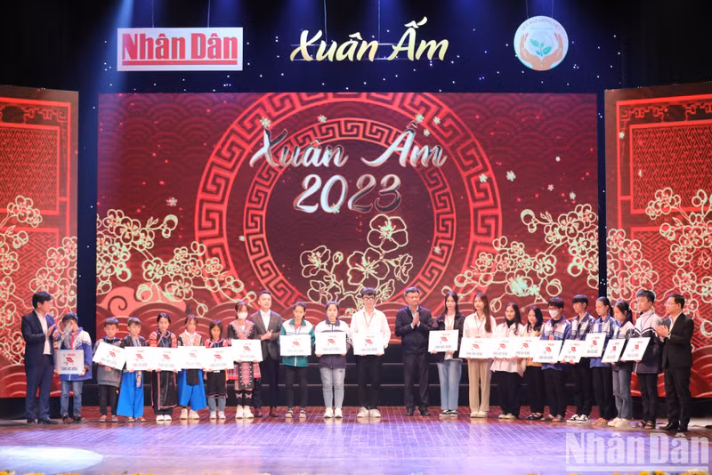 El vicepresidente de la junta directiva del Fondo “Semillas de Vietnam”, Vu Viet Doan, y representantes del Grupo Nacional de Petróleo y Gas de Vietnam y del Banco Militar del país otorgan 20 becas a estudiantes pobres.