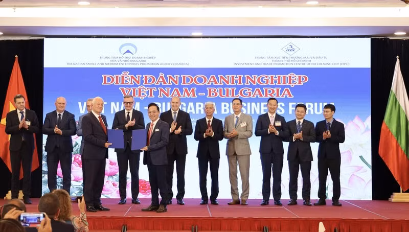 El presidente búlgaro, Rumen Radev, participó en el Foro Empresarial Vietnam-Bulgaria (Foto: VNA)