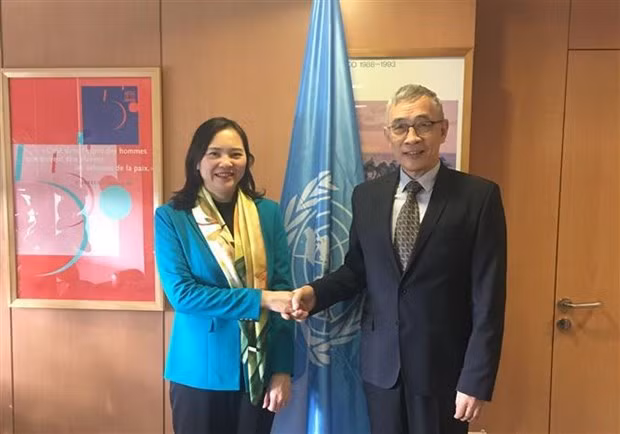 La embajadora Nguyen Thi Van Anh, representante permanente de Vietnam ante la Unesco, y Qu Xing, vicedirector general de la Unesco. (Foto:VNA)